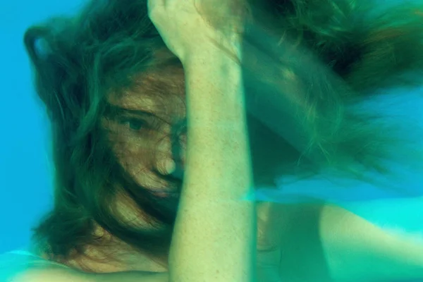 Una Chica Bajo Agua Con Cara Cubierta Cabello —  Fotos de Stock