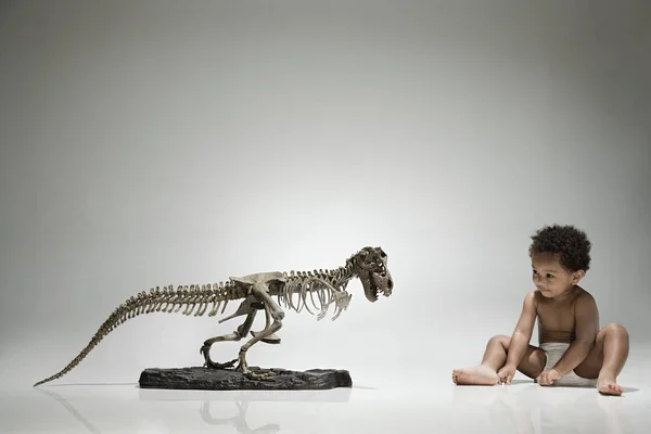 Chłopiec Szkielet Dinozaurów — Zdjęcie stockowe