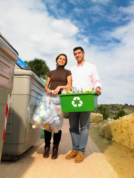 Casal Posando Com Objetos Reciclagem — Fotografia de Stock