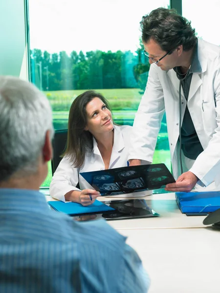 Dois Médicos Discutindo Raios — Fotografia de Stock