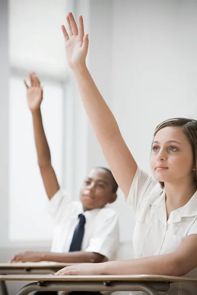 手を上げた学校の生徒 — ストック写真