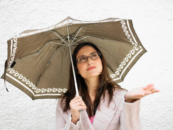 Kvinna Som Innehar Paraply Håller Handen — Stockfoto