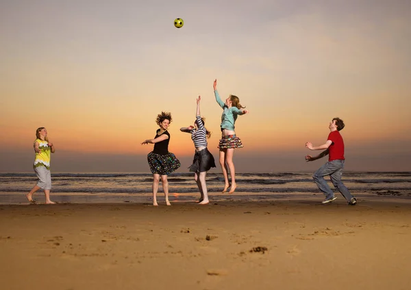 Cinco Adolescentes Jogando Catch — Fotografia de Stock