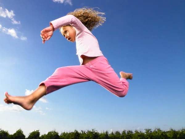 Giovane Ragazza Che Salta Aria — Foto Stock