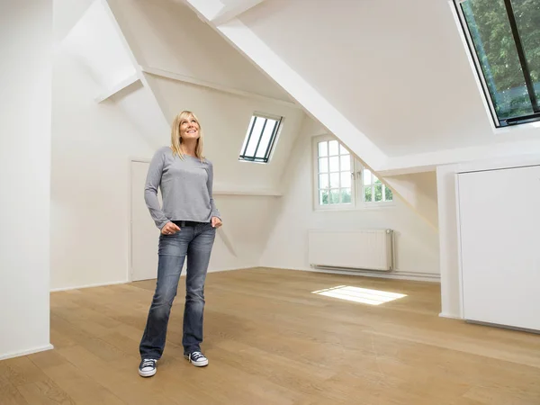 Donna Piedi Guardando Alto Loft — Foto Stock