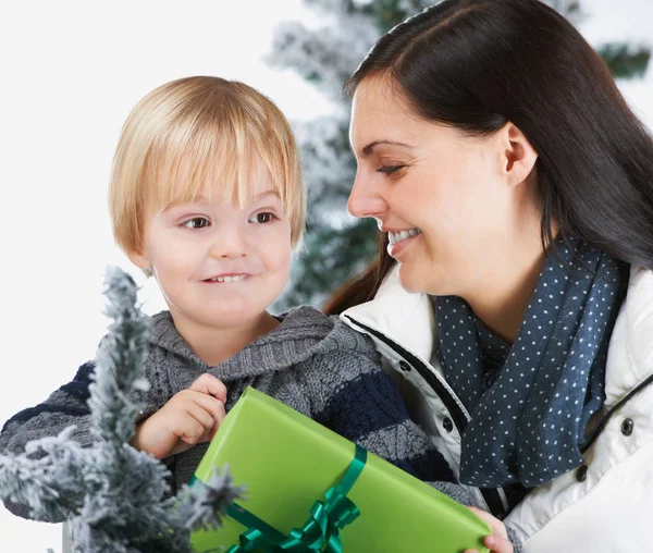 Madre Hijo Con Regalo Junto Árbol — Foto de Stock