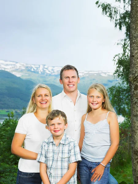 Família Livre Por Árvore Alta Sorrindo — Fotografia de Stock