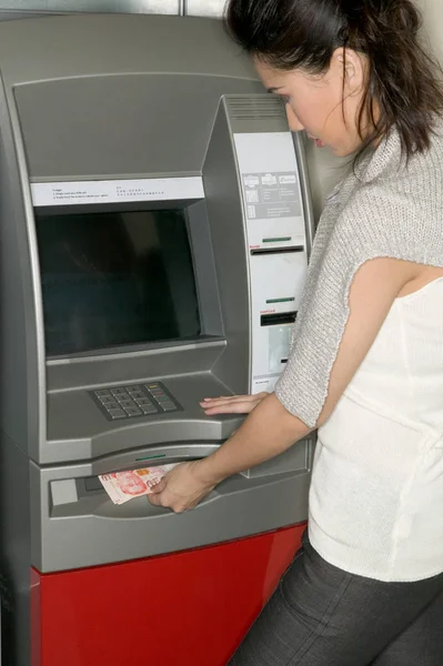 Woman Using Cash Machine — kuvapankkivalokuva