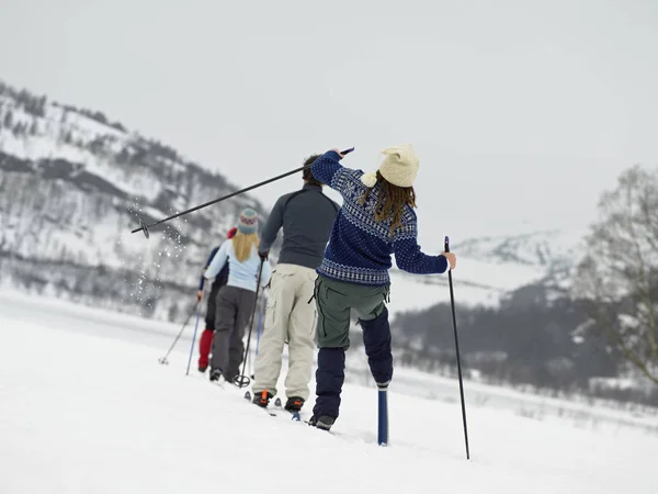 雪の中を歩くスキーヤー — ストック写真