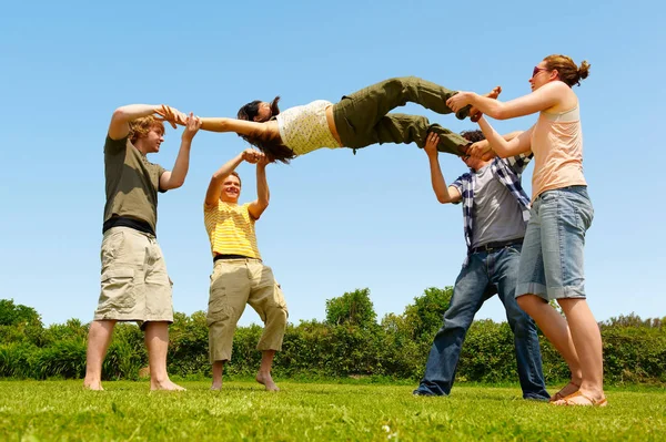 Grupo Jovens Jogando Solavancos — Fotografia de Stock