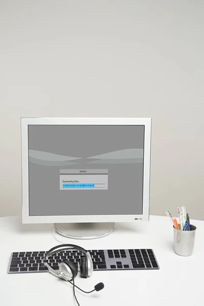 Computador Pessoal Com Caneta Lápis Mesa Branca — Fotografia de Stock