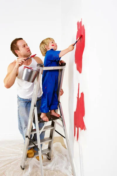 Man Och Barn Pojke Målning Vägg Röd — Stockfoto