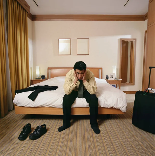 ホテルの部屋で若いビジネスマンを退屈 — ストック写真