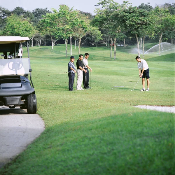 Quattro Uomini Giocare Golf — Foto Stock