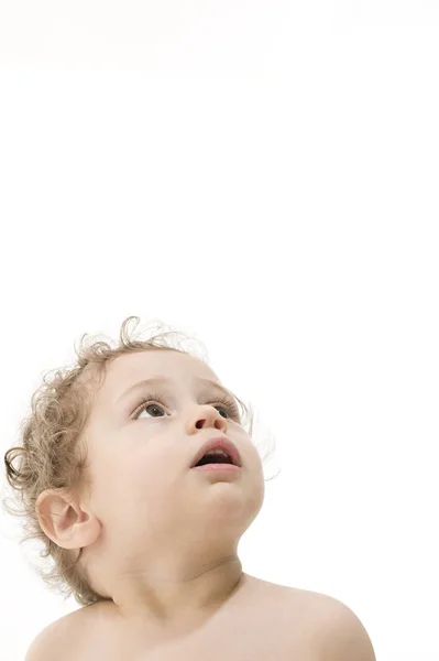 Дитячий Хлопчик Дивиться Вгору Ізольовано Білому Тлі — стокове фото