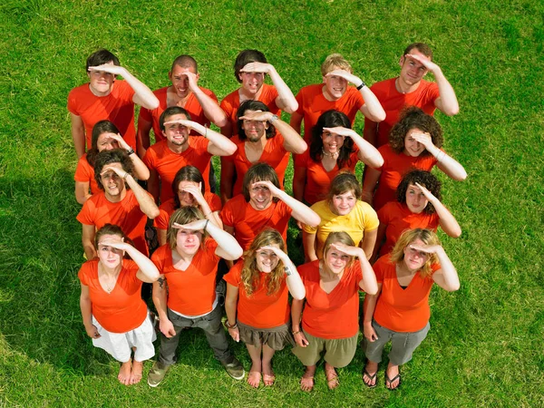 Grupo Jóvenes Pie Sobre Hierba — Foto de Stock