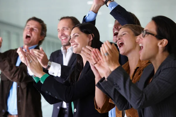 Equipe Negócios Aplaudindo Sorrindo — Fotografia de Stock