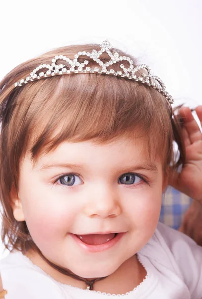 Baby Girl Noszenie Tiara Diamond — Zdjęcie stockowe