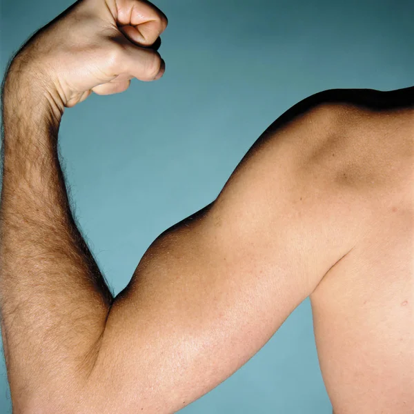 Zamknąć Widok Strony Wyginanie Mięśni Mężczyzna Białym Tle Kolor Tła — Zdjęcie stockowe