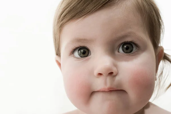 Gezicht Van Een Baby Meisje Geïsoleerd Witte Achtergrond — Stockfoto