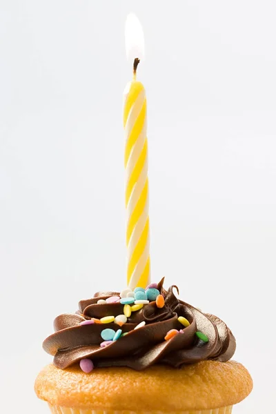 Vela de aniversário em cupcake — Fotografia de Stock