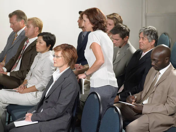 Schöne Erwachsene Geschäftsfrau Verlässt Präsentation — Stockfoto