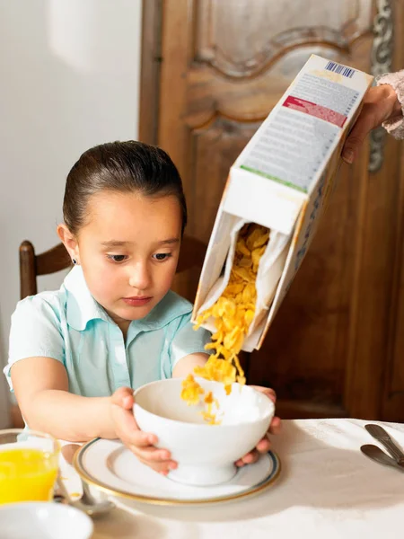 Menina Segurando Cereal Tigela — Fotografia de Stock