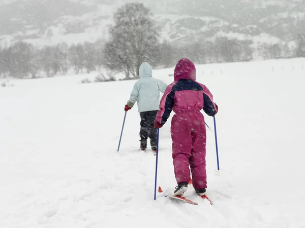 Κορίτσια Στα Σκι Περπατάνε Μέσα Στο Χιόνι — Φωτογραφία Αρχείου