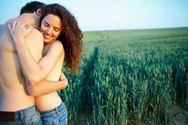 Topless Casal Segurando Uns Aos Outros — Fotografia de Stock