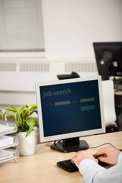 Office Worker Använder Datorn För Jobbsökning — Stockfoto