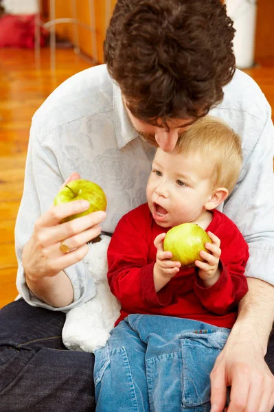 Far Och Son Äta Äpplen Tillsammans — Stockfoto