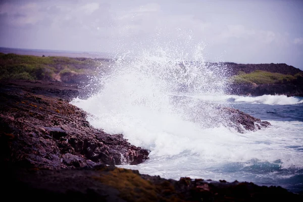 Olas chocando contra rocas —  Fotos de Stock