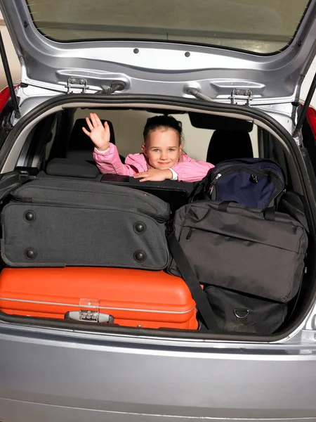 Chica Sentada Coche Con Equipaje — Foto de Stock