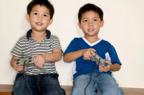 Videopeliä Pelaavat Pojat — kuvapankkivalokuva