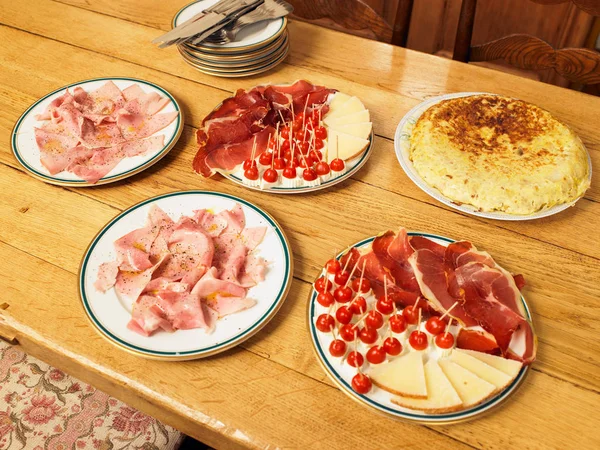 Тарелки из мяса и закуски — стоковое фото