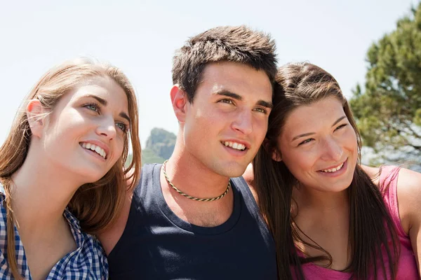 Three Young Friends Looking Away — Stock Photo, Image