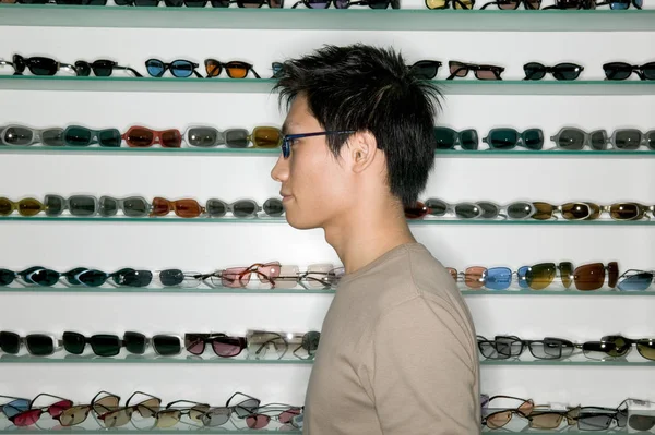 Muž Nakupuje Brýle — Stock fotografie