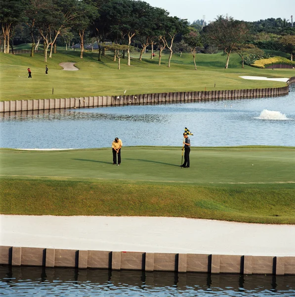 Dois Homens Jogar Golfe — Fotografia de Stock