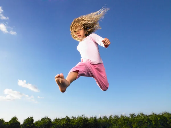 Giovane Ragazza Che Salta Aria — Foto Stock