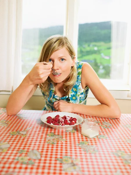 Woman Eating Bowl Raspberries — Stock Photo, Image