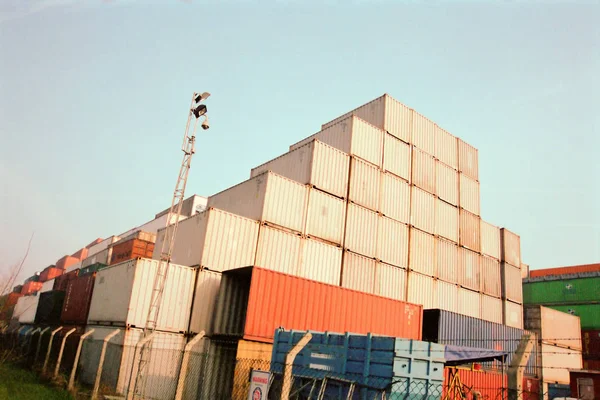 Stapeln von Frachtcontainern — Stockfoto