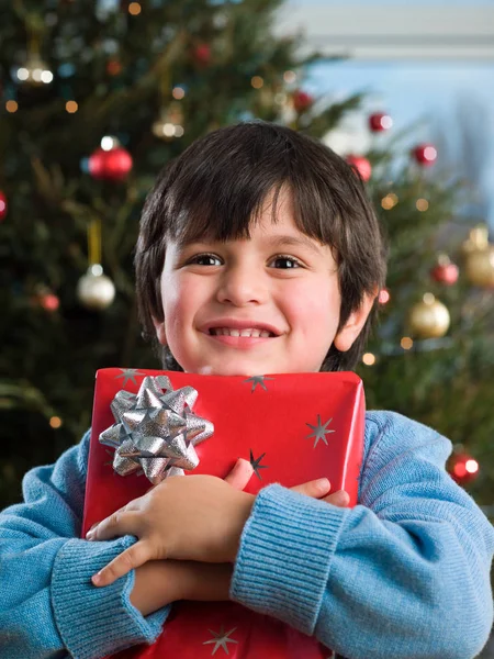 Sonriente Niño Sosteniendo Regalo Imagen De Stock