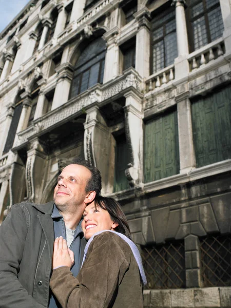意大利威尼斯夫妇拥抱微笑 — 图库照片