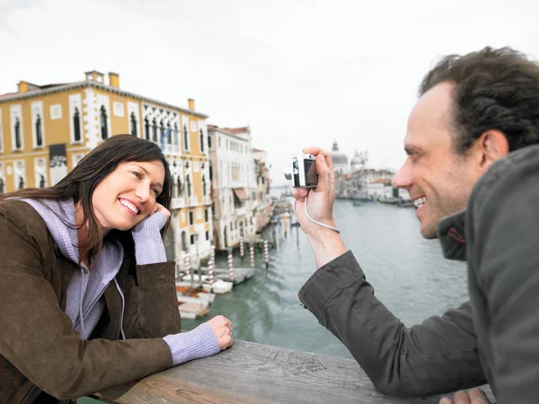 Adam Alma Köprüsü Nde Kadın Fotoğrafı — Stok fotoğraf