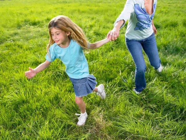 Mutter Und Tochter Spielen Auf Einem Feld — Stockfoto