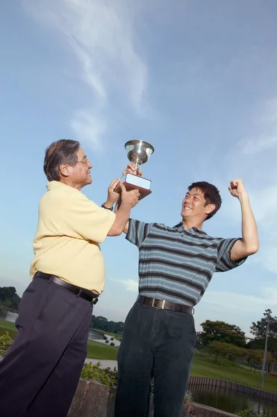 Pai Filho Segurando Troféu — Fotografia de Stock