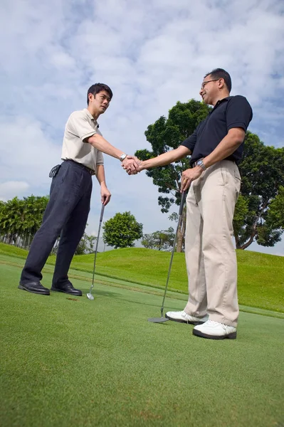 Dva Muži Hrají Golf — Stock fotografie