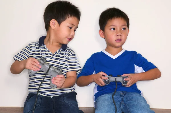 Jongens Spelen Video Game — Stockfoto