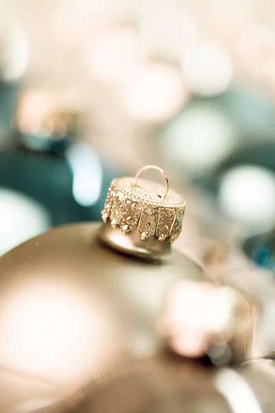 Bola de Navidad de oro —  Fotos de Stock