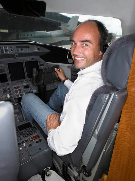 Manliga Piloten Cockpit Privata Jet — Stockfoto